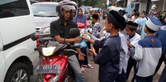 Puluhan Siswa SD Muhammadiyah Birrul Walidain Bagi Takjil On The Road