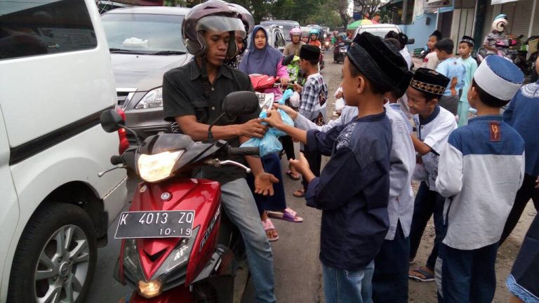 Puluhan Siswa SD Muhammadiyah Birrul Walidain Bagi Takjil On The Road