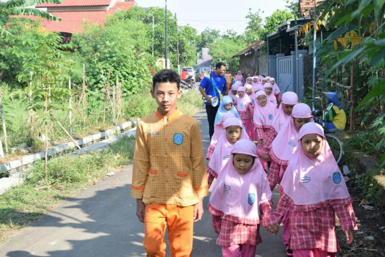 SD Muhammadiyah Birrul Walidain Kudus Gelar Jalan Sehat Ceria