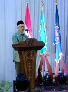Prof Sutrisno, M.Ag. memberikan sambutan diacara wisuda UMKU