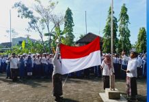 Guru Jadi Petugas Upacara, SMK Muhammadiyah Undaan Meriahkan Hari Guru Nasional 2025 dengan Penuh Kejutan