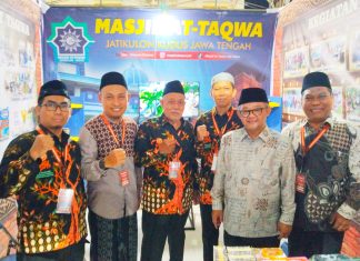 SEKRETARIS PP MUHAMMADIYAH MENDIKDASMEN KUNJUNGI STAND MASJID AT-TAQWA JATI KULON DI CRM AWARDS BANJARMASIN