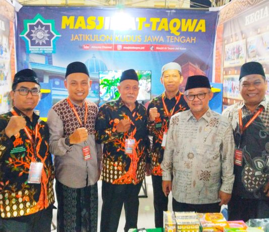 SEKRETARIS PP MUHAMMADIYAH MENDIKDASMEN KUNJUNGI STAND MASJID AT-TAQWA JATI KULON DI CRM AWARDS BANJARMASIN