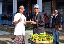 Pemotongan Tumpeng Jadi Puncak Hari Guru di SMK Muhammadiyah Kudus