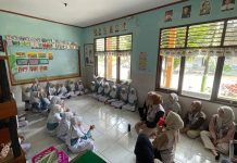 MAHASISWA KKN UMKU AJARKAN SISWA SD 2 PIJI DAUR ULANG SAMPAH JADI CELENGAN KREATIF