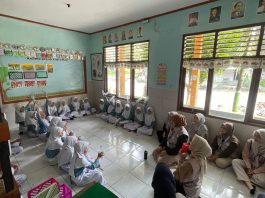 MAHASISWA KKN UMKU AJARKAN SISWA SD 2 PIJI DAUR ULANG SAMPAH JADI CELENGAN KREATIF