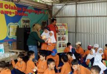 Tumbuhkan Jiwa Wirausaha, Siswa Kelas 1–3 SD MUTUKU Belajar Olah Singkong di Dawe