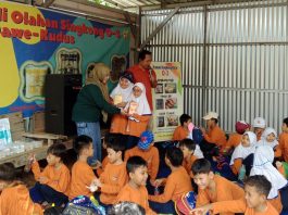 Tumbuhkan Jiwa Wirausaha, Siswa Kelas 1–3 SD MUTUKU Belajar Olah Singkong di Dawe