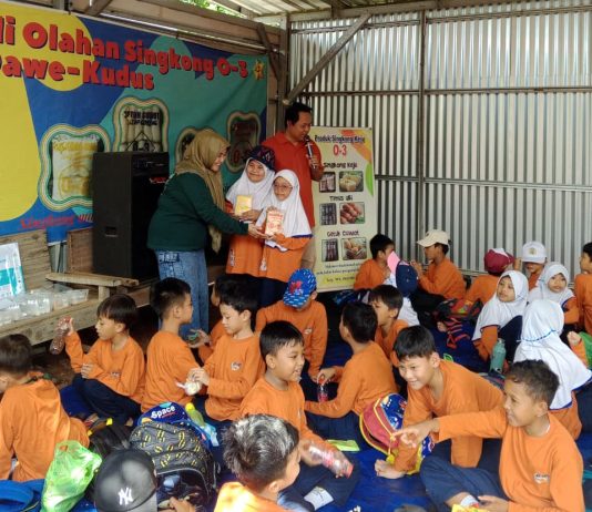 Tumbuhkan Jiwa Wirausaha, Siswa Kelas 1–3 SD MUTUKU Belajar Olah Singkong di Dawe