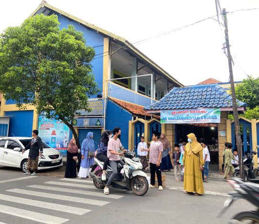 Program BAJAKAH MI Muhammadiyah 1 Kudus Bersama Lazismu Kudus Berbagi Takjil Berkah di Bulan Ramadan