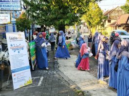 Lazismu KL PCM Kota Kudus Bagikan 300 Takjil Gratis, Warga Antusias
