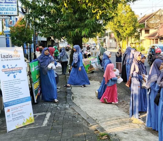 Lazismu KL PCM Kota Kudus Bagikan 300 Takjil Gratis, Warga Antusias