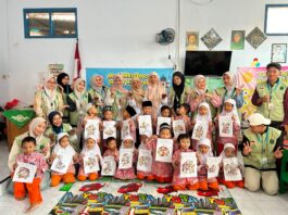 Tanamkan Nilai Ekoteologi Sejak Dini, KKN UIN Sunan Kudus Ajak Siswa TK Aisyiyah Bustanul Athfal 2 Ubah Sampah Menjadi Karya Kolase