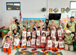 Tanamkan Nilai Ekoteologi Sejak Dini, KKN UIN Sunan Kudus Ajak Siswa TK Aisyiyah Bustanul Athfal 2 Ubah Sampah Menjadi Karya Kolase