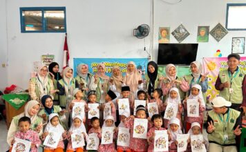 Tanamkan Nilai Ekoteologi Sejak Dini, KKN UIN Sunan Kudus Ajak Siswa TK Aisyiyah Bustanul Athfal 2 Ubah Sampah Menjadi Karya Kolase