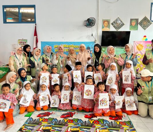 Tanamkan Nilai Ekoteologi Sejak Dini, KKN UIN Sunan Kudus Ajak Siswa TK Aisyiyah Bustanul Athfal 2 Ubah Sampah Menjadi Karya Kolase